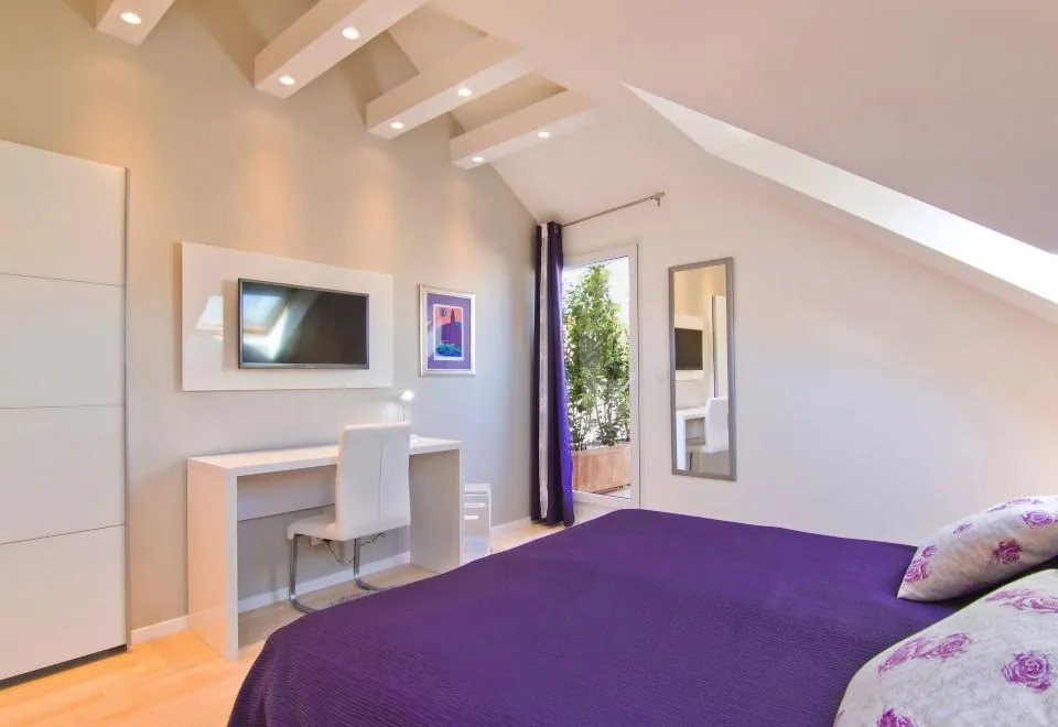 LAURA LUX SUITES