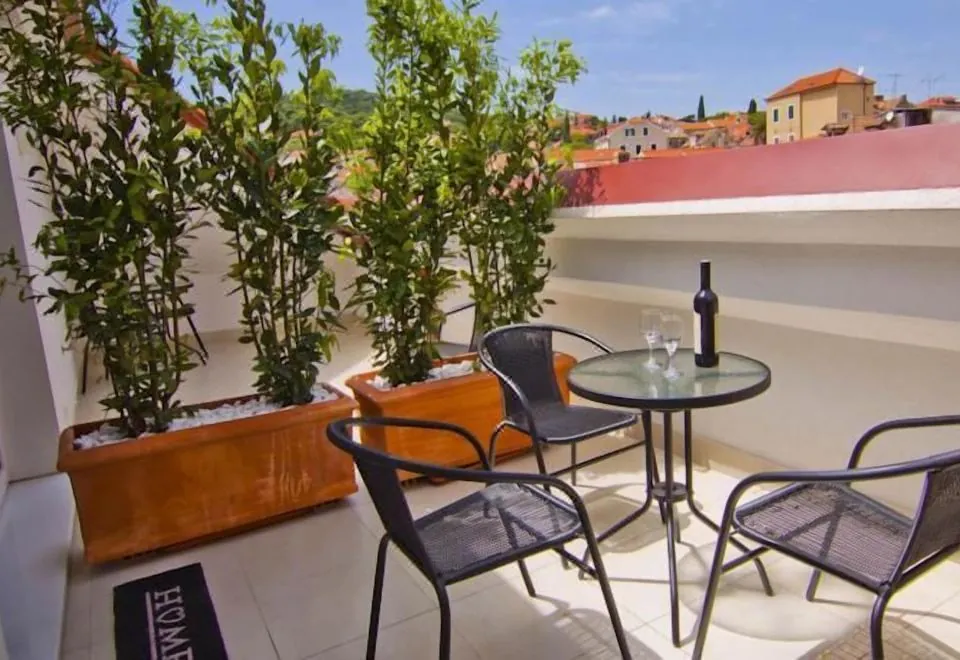 LAURA LUX SUITES