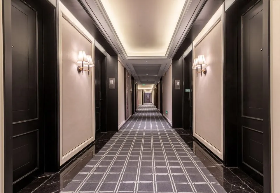 Deluxe Hotel