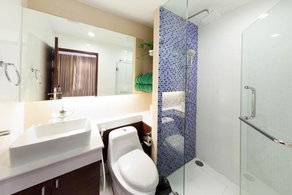 Central 1 Bedroom Apartment Balcony and City View