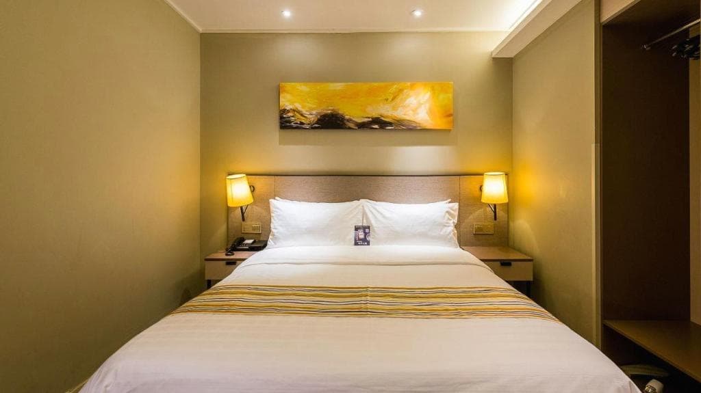 Home Inn Plus (Shanghai Hongqiao Road Metro Station)