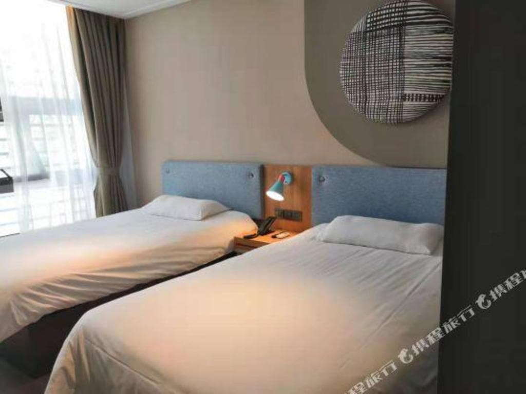 Home Inn (Shanghai New International Expo Center Minsheng Road Yanggao Middle Road Metro Station)