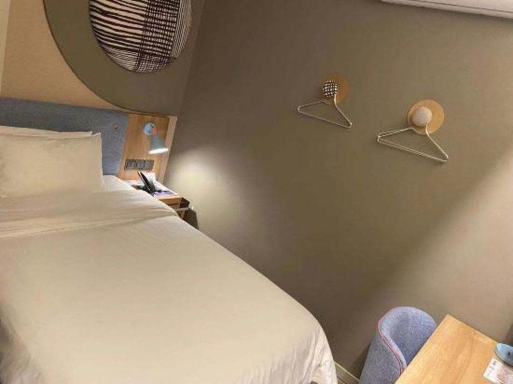 Home Inn (Shanghai New International Expo Center Minsheng Road Yanggao Middle Road Metro Station)