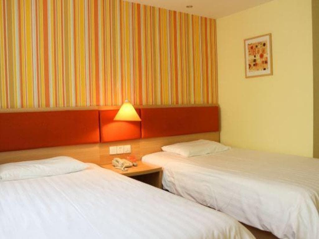 Home Inn (Shanghai Railway Station North Square Pushan Road)