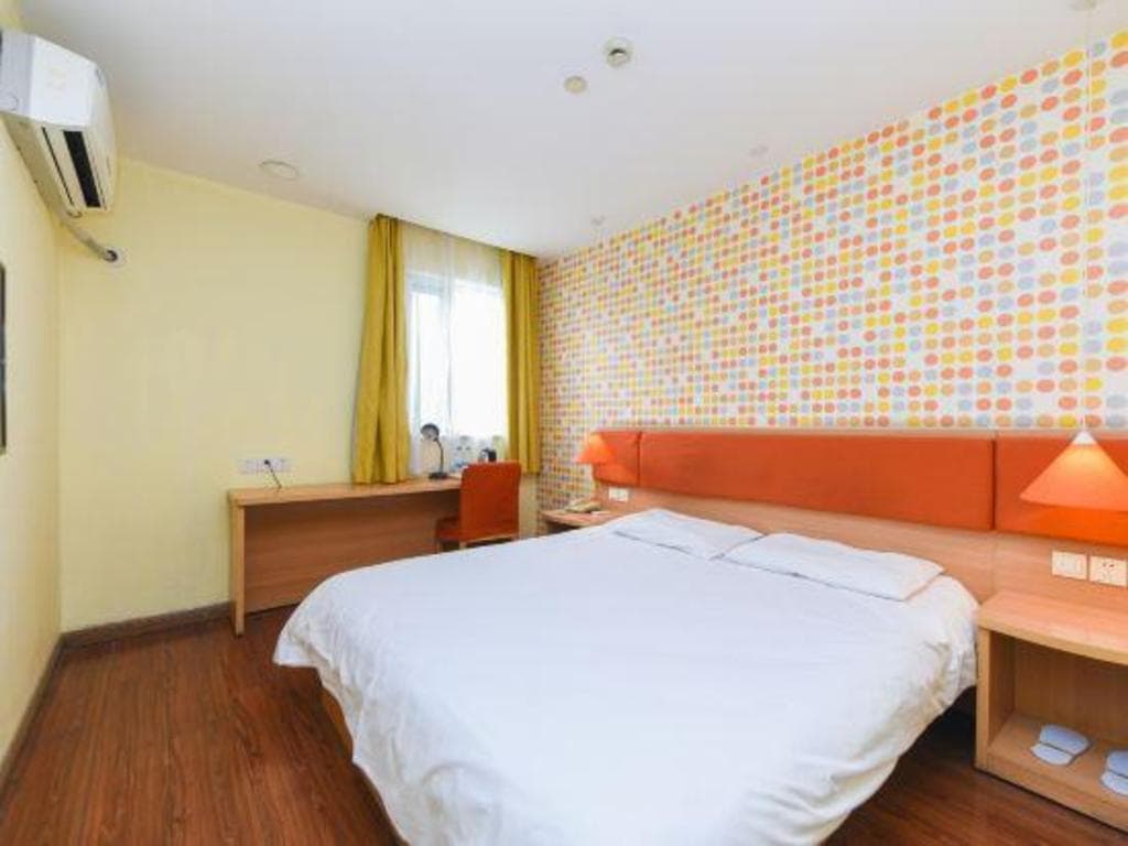 Home Inn (Shanghai New International Expo Center Yuqiao Metro Station)
