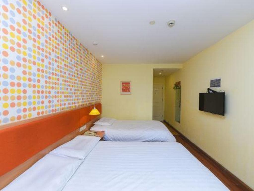 Home Inn (Shanghai New International Expo Center Yuqiao Metro Station)