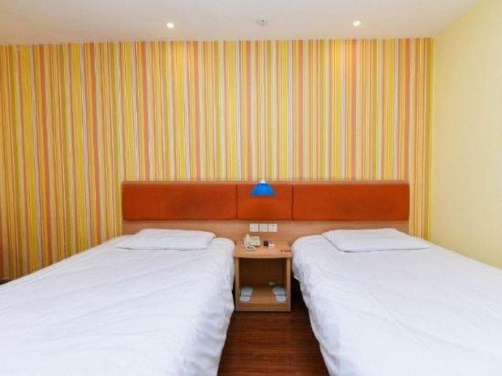 Home Inn (Shanghai New International Expo Center Yuqiao Metro Station)