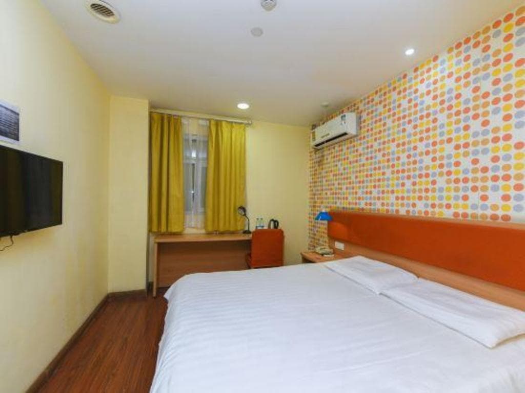 Home Inn (Shanghai New International Expo Center Yuqiao Metro Station)