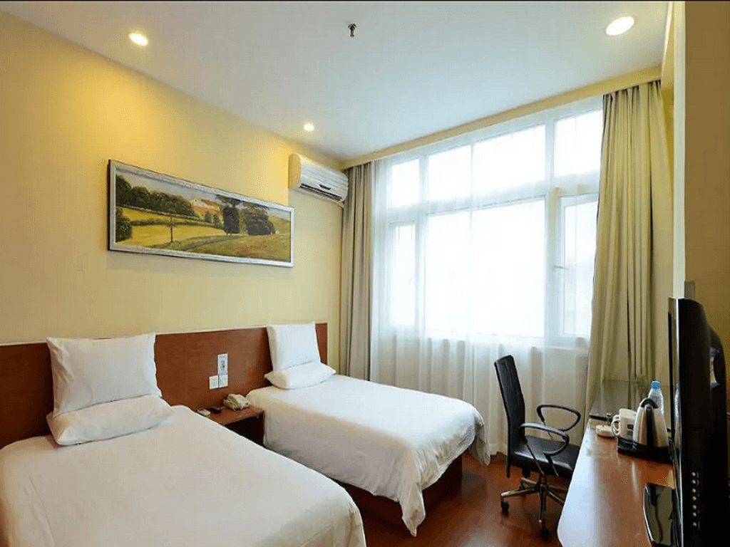 Hanting Hotel (Shanghai Zhenping Road Metro Station)