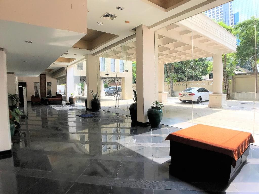 Twin Peaks Sukhumvit Suites