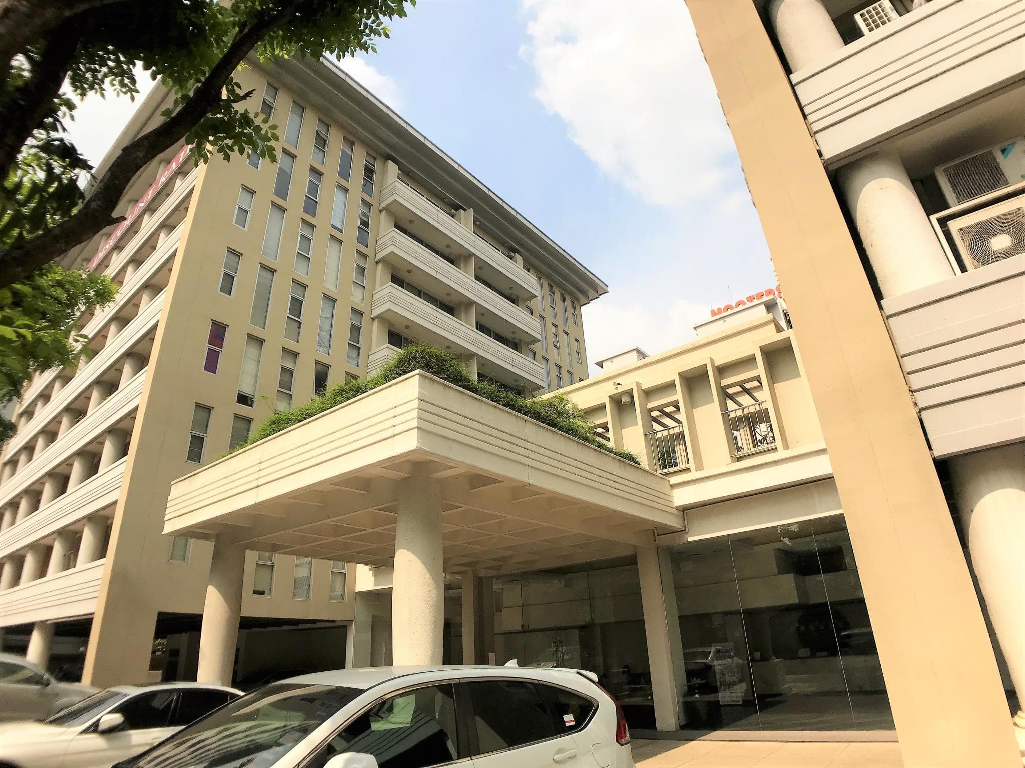 Twin Peaks Sukhumvit Suites