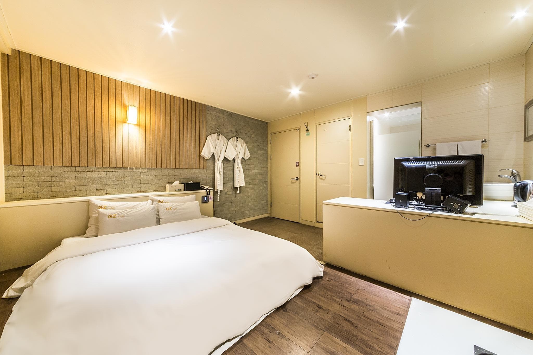 EZ Hotel