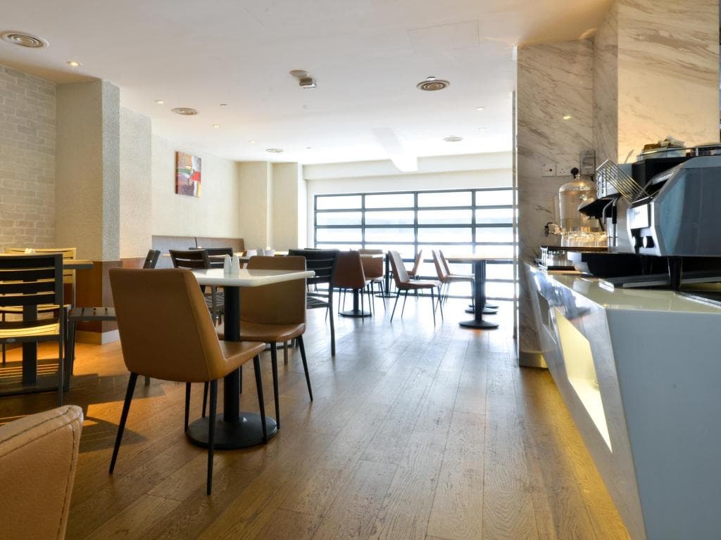 Aqueen Hotel Kitchener (Staycation Approved)