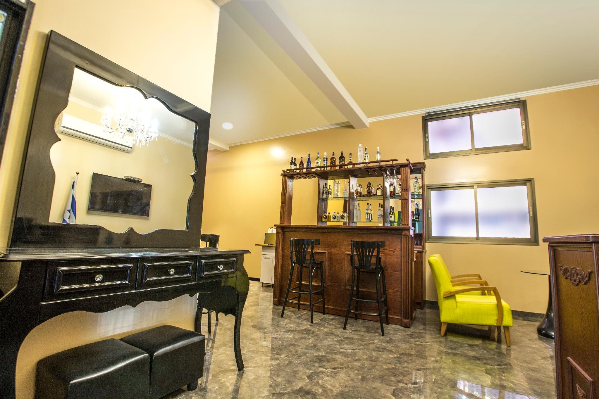 Central Laguardia Hotel
