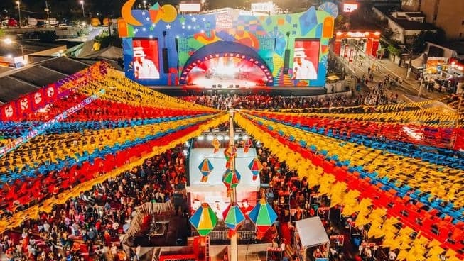 Colorful overhead streamers and crowds at the O Maior São João do Mundo festival in Campina Grande, Brazil