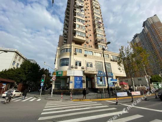 yunshangsenlin Hotel (Shanghai Chenghuangmiao Xiaonanmen Subway Station)