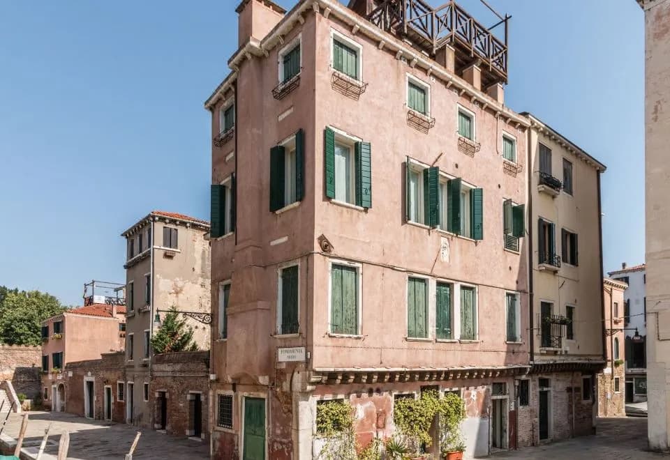7 Windows on Venice