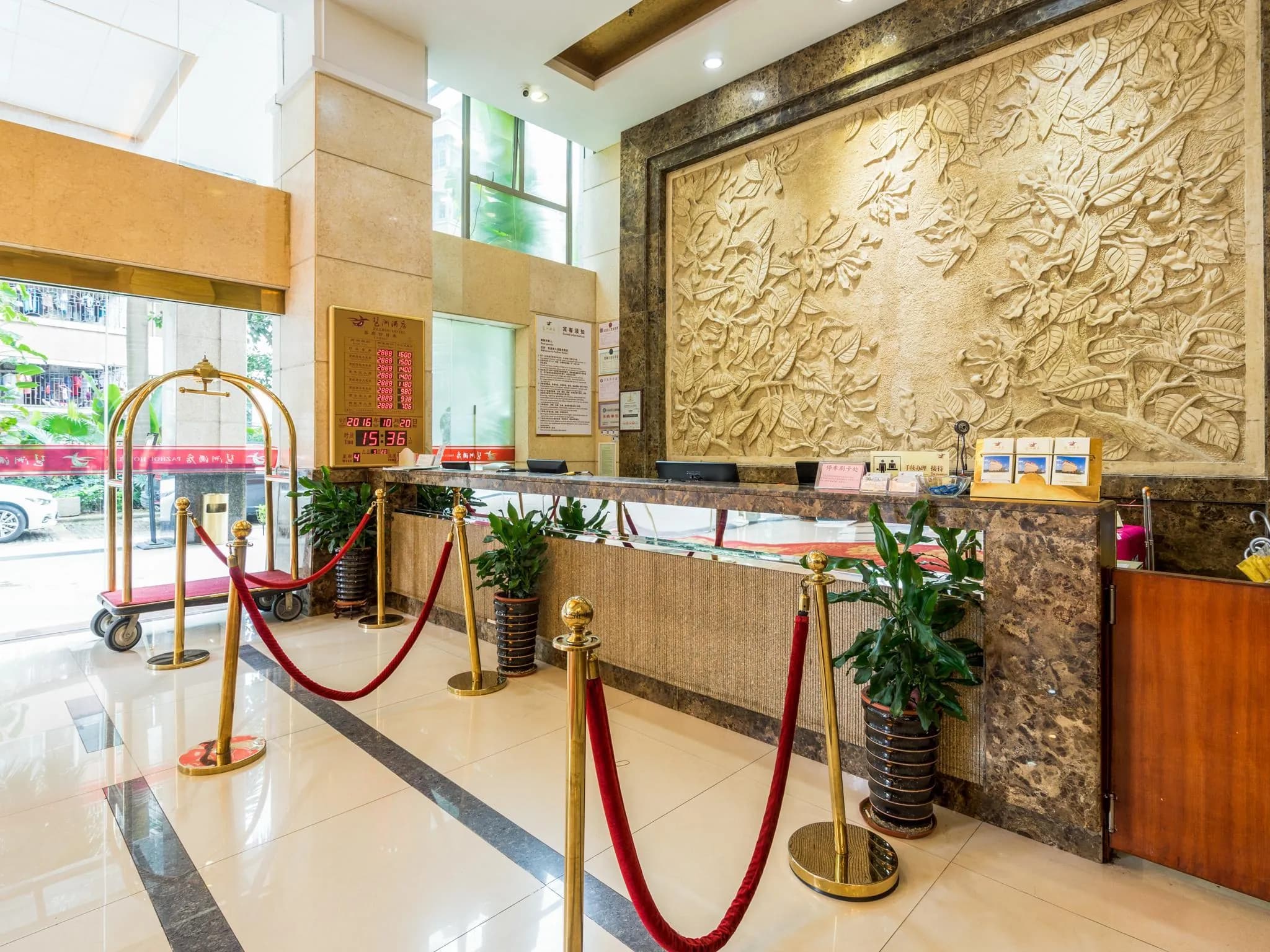 Pazhou Hotel (Guangzhou Convention and Exhibition Center Modiesha Metro Station)