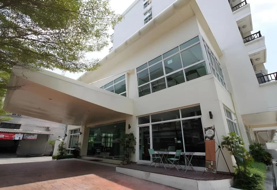 The Royalbee Aparthotel
