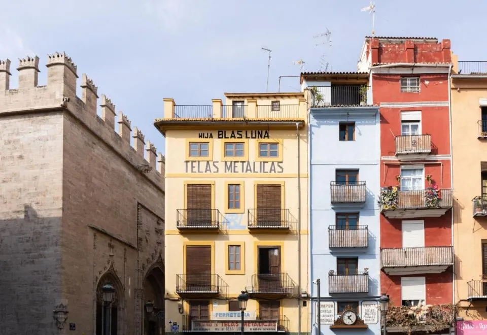 Home Youth Hostel by Feetup Hostels