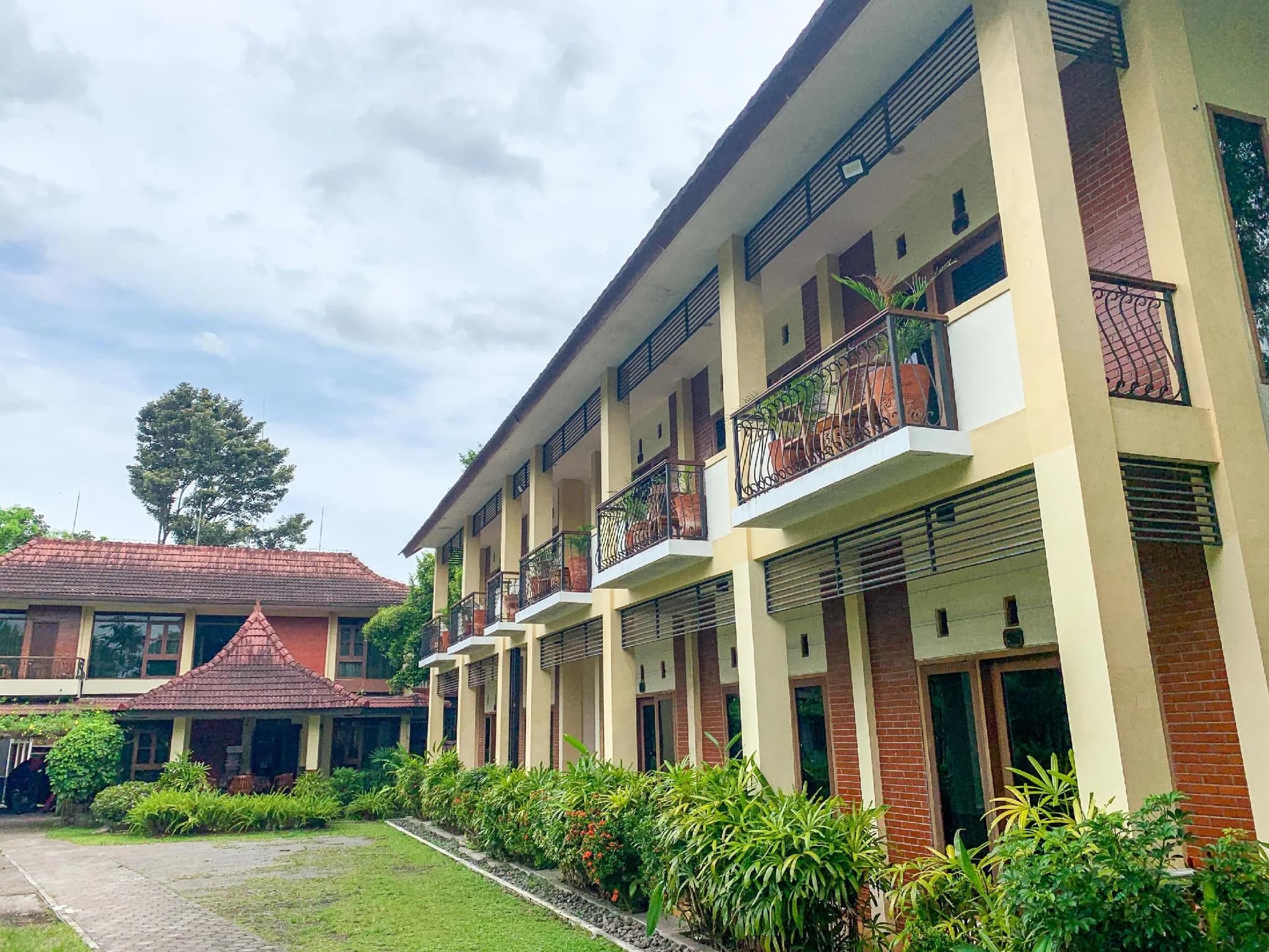 Urbanview Sasono Putro Condongcatur by RedDoorz