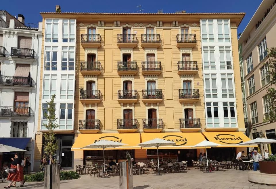 Flats Friends Plaza de la Reina