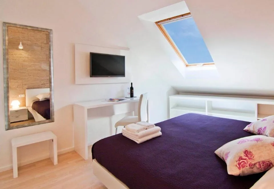 LAURA LUX SUITES
