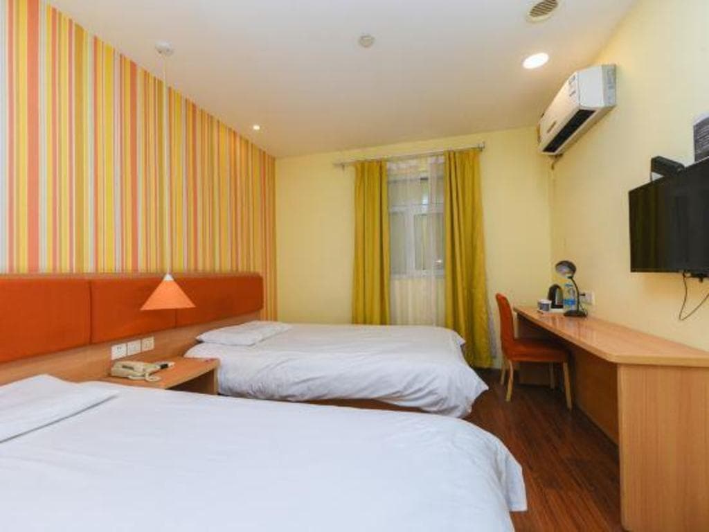 Home Inn (Shanghai New International Expo Center Yuqiao Metro Station)